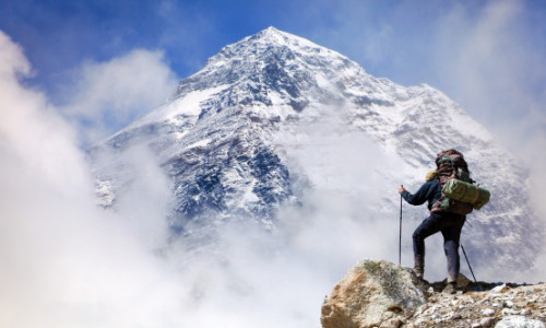 Cât costă să escaladezi vârful Everest, cel mai înalt de pe planetă. Nepalul măreşte taxa pentru străini
