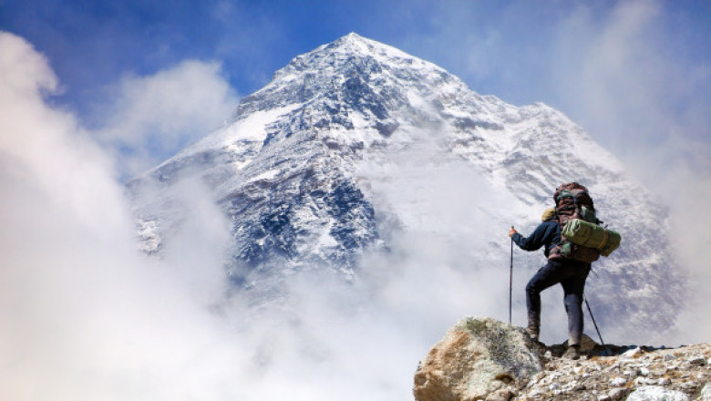 Cât costă să escaladezi vârful Everest, cel mai înalt de pe planetă. Nepalul măreşte taxa pentru străini