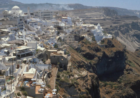 Insula Santorini, zguduită de 21.500 de seisme, în stare de incertitudine înaintea sezonului turistic