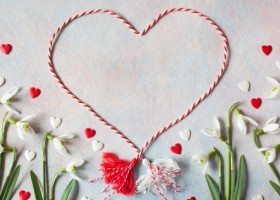 Mărţişorul - un şnur împletit dintr-un fir alb şi unul roşu semnifică dorinţa despărţirii de iarnă, un vestitor al înnoirii. Tradiţii şi legende