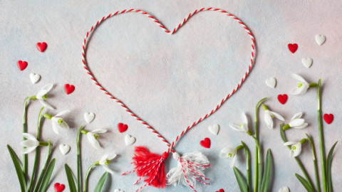 Mărţişorul - un şnur împletit dintr-un fir alb şi unul roşu semnifică dorinţa despărţirii de iarnă, un vestitor al înnoirii. Tradiţii şi legende