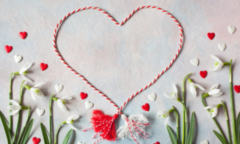 Mărţişorul - un şnur împletit dintr-un fir alb şi unul roşu semnifică dorinţa despărţirii de iarnă, un vestitor al înnoirii. Tradiţii şi legende