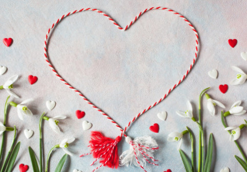 Mărţişorul - un şnur împletit dintr-un fir alb şi unul roşu semnifică dorinţa despărţirii de iarnă, un vestitor al înnoirii. Tradiţii şi legende