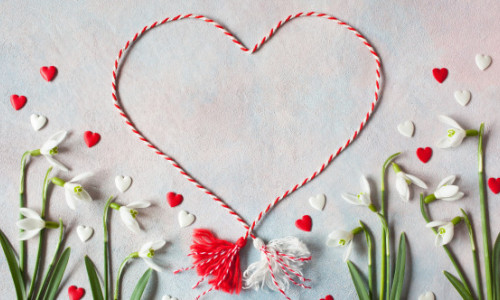 Mărţişorul - un şnur împletit dintr-un fir alb şi unul roşu semnifică dorinţa despărţirii de iarnă, un vestitor al înnoirii. Tradiţii şi legende