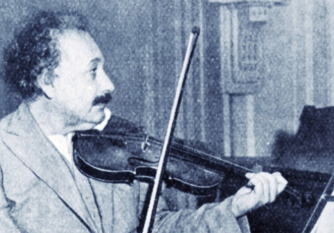 O vioară a lui Albert Einstein s-a vândut la licitație cu o sumă fabuloasă. "Dacă nu s-ar fi făcut om de știință, i-ar fi plăcut să fie muzician"