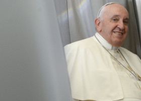 O cameră foto dăruită papei Francisc, vândută la licitaţie pe o sumă uriașă. La ce preț a ajuns aparatul de lux în ediție unică