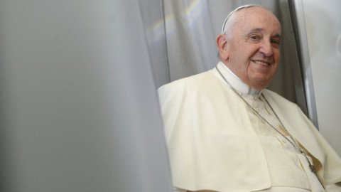 O cameră foto dăruită papei Francisc, vândută la licitaţie pe o sumă uriașă. La ce preț a ajuns aparatul de lux în ediție unică