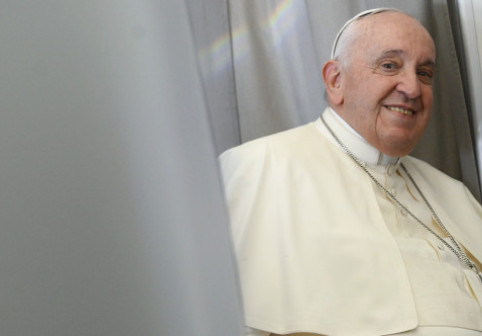 O cameră foto dăruită papei Francisc, vândută la licitaţie pe o sumă uriașă. La ce preț a ajuns aparatul de lux în ediție unică