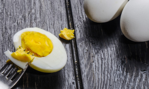 În cât timp se fierbe un ou perfect? Trucul secret folosit de toți bucătarii