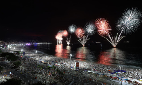 Revelionul de pe plaja Copacabana, cea mai mare petrecere de Anul Nou din lume. Recunoscut de Guinness World Records