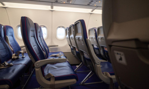 Turiștii sunt avertizați să evite locurile 11A și 11F în avion. De ce îți pot strica vacanța chiar înainte să înceapă