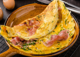 Cum să faci o omletă perfectă. Ingredientul care o face mai pufoasă și nu se mai rupe niciodată