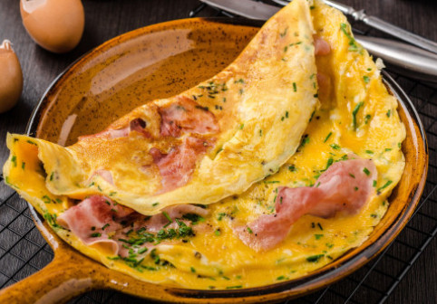 Cum să faci o omletă perfectă. Ingredientul care o face mai pufoasă și nu se mai rupe niciodată