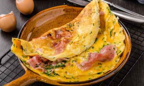 Cum să faci o omletă perfectă. Ingredientul care o face mai pufoasă și nu se mai rupe niciodată