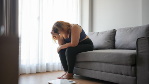 Cinci semne că greutatea ta nu ține de dietă. Afecțiunea comună care îți sabotează eforturile de slăbire