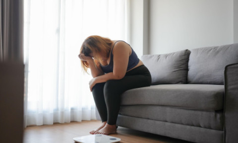 Cinci semne că greutatea ta nu ține de dietă. Afecțiunea comună care îți sabotează eforturile de slăbire