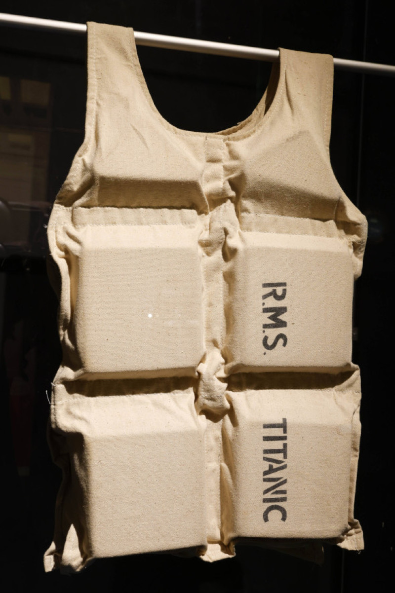O vestă de salvare aparţinând unui supravieţuitor de pe Titanic/ Profimedia