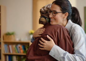 O fostă profesoară câștigă 100.000 de dolari pe an din îmbrățișări. De ce a renunțat la cariera din educație