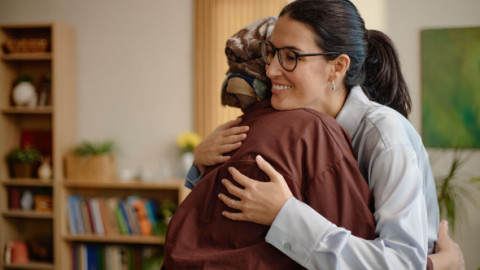 O fostă profesoară câștigă 100.000 de dolari pe an din îmbrățișări. De ce a renunțat la cariera din educație