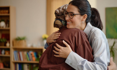 O fostă profesoară câștigă 100.000 de dolari pe an din îmbrățișări. De ce a renunțat la cariera din educație