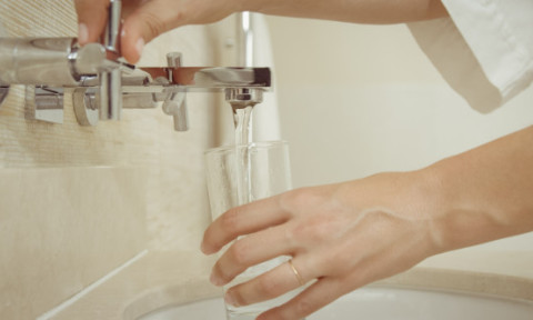 Crezi că apa de la robinet este inofensivă? Cercetătorii avertizează asupra unui risc ignorat