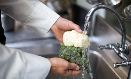 Cum se spală, de fapt, fructele și legumele. Metoda care reduce riscul unui parazit periculos și greșeala pe care o fac milioane de oameni