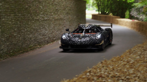 Pare o jucărie, dar a atins 111 km/h! LEGO a construit mașina din aproape 328.000 de piese, fără niciun gram de adeziv