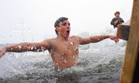 Boboteaza: Ziua când a fost botezat Iisus în apa Iordanului. Diavolii fug şi se ascund când preotul introduce crucea în apă
