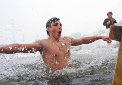 Boboteaza: Ziua când a fost botezat Iisus în apa Iordanului. Diavolii fug şi se ascund când preotul introduce crucea în apă