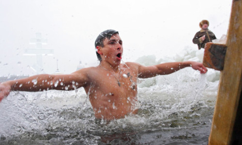 Boboteaza: Ziua când a fost botezat Iisus în apa Iordanului. Diavolii fug şi se ascund când preotul introduce crucea în apă
