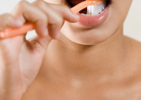 Rezoluția de Anul Nou care îți poate distruge zâmbetul. Stomatologii trag un semnal de alarmă pentru milioane de oameni