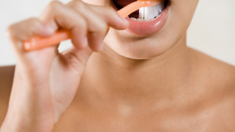 Rezoluția de Anul Nou care îți poate distruge zâmbetul. Stomatologii trag un semnal de alarmă pentru milioane de oameni