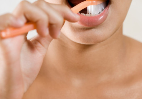 Rezoluția de Anul Nou care îți poate distruge zâmbetul. Stomatologii trag un semnal de alarmă pentru milioane de oameni