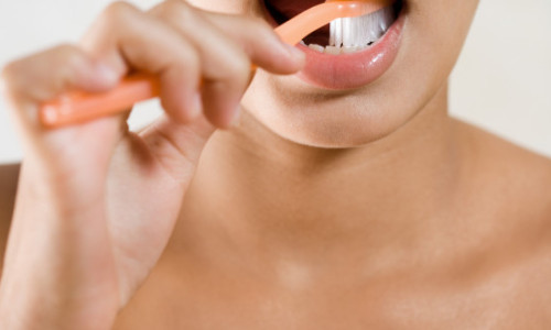 Rezoluția de Anul Nou care îți poate distruge zâmbetul. Stomatologii trag un semnal de alarmă pentru milioane de oameni