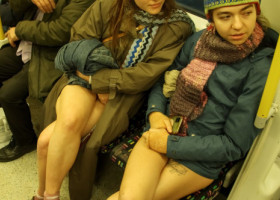 Tradiție londoneză îndrăzneață. Pasagerii metroului au călătorit înfofoliți cu geci groase, dar fără pantaloni, cu lenjeria la vedere