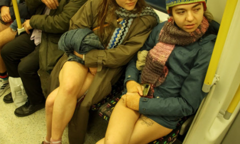 Tradiție londoneză îndrăzneață. Pasagerii metroului au călătorit înfofoliți cu geci groase, dar fără pantaloni, cu lenjeria la vedere