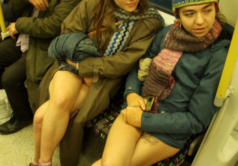 Tradiție londoneză îndrăzneață. Pasagerii metroului au călătorit înfofoliți cu geci groase, dar fără pantaloni, cu lenjeria la vedere