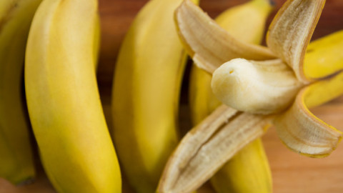 Cum să împiedici bananele să se înnegrească. Trucul simplu care le menține galbene săptămâni întregi