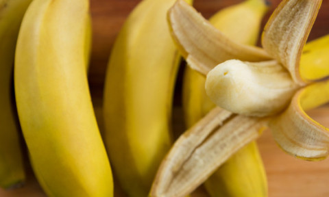 Cum să împiedici bananele să se înnegrească. Trucul simplu care le menține galbene săptămâni întregi