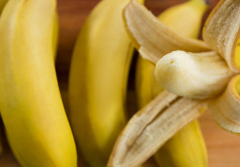 Cum să împiedici bananele să se înnegrească. Trucul simplu care le menține galbene săptămâni întregi