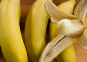 Cum să împiedici bananele să se înnegrească. Trucul simplu care le menține galbene săptămâni întregi