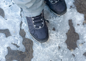 Trucul ieftin care topește gheața din curte în câteva minute. Nu folosi sare!