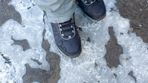 Trucul ieftin care topește gheața din curte în câteva minute. Nu folosi sare!