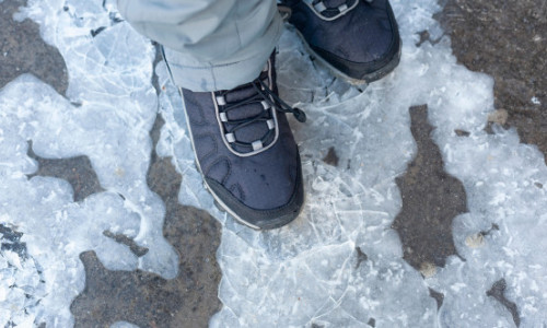 Trucul ieftin care topește gheața din curte în câteva minute. Nu folosi sare!