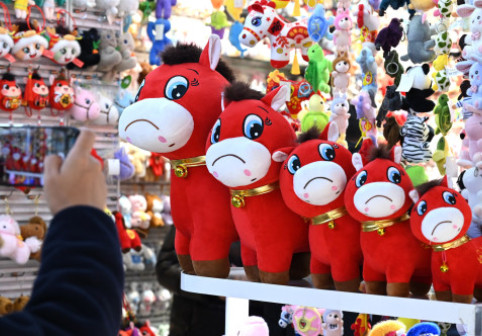 „Căluţul plângăcios”, jucăria momentului. S-a născut dintr-un accident, dar a cucerit inimile chinezilor care aşteaptă Anul Calului de foc