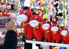 „Căluţul plângăcios”, jucăria momentului. S-a născut dintr-un accident, dar a cucerit inimile chinezilor care aşteaptă Anul Calului de foc