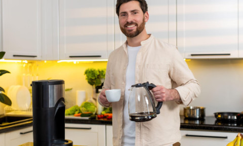 Un expert în fericire dezvăluie rutina de dimineață care îți îmbunătățește starea de spirit și productivitatea. 5 pași de respectat