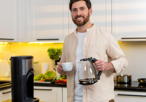 Un expert în fericire dezvăluie rutina de dimineață care îți îmbunătățește starea de spirit și productivitatea. 5 pași de respectat