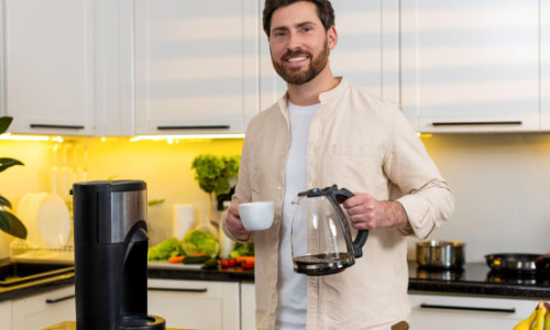 Un expert în fericire dezvăluie rutina de dimineață care îți îmbunătățește starea de spirit și productivitatea. 5 pași de respectat