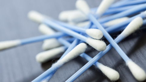 De ce nu trebuie să folosești niciodată bețișoare pentru urechi. Un medic trage un semnal de alarmă